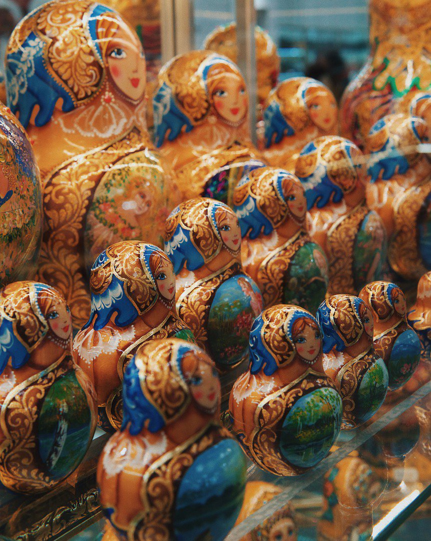 RusSouvenir's tweet photo. Did you know that matryoshkas personifiy the idea of a strong family and carry the idea of unity?

#matryoshka #babushka #russiannature #traditionaltoys #scarfswag #instatoy #матрешка #матрешки #сувенир #сувенирка https://t.co/OiDDhQHa2E