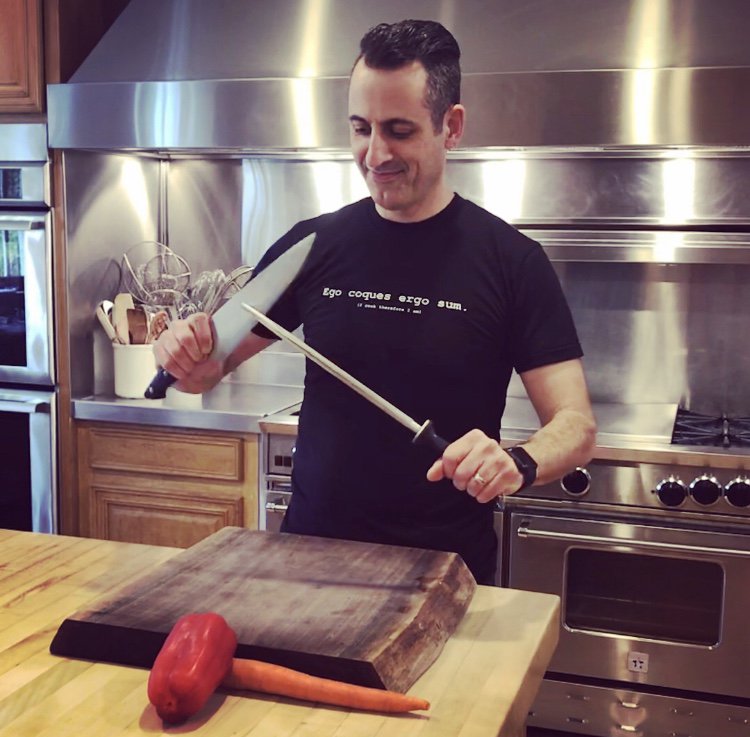 egocoquo's tweet photo. Beverely Hills based Private Chef, Chef Todd, cuts it up in the kitchen in the classic #egocoques t-shirt! Order here and tag us in your photos: https://t.co/C26TekmXy1 #chef #chefculture #fashion #designertshirts #icookthereforeiam https://t.co/U0gT7jXmdI