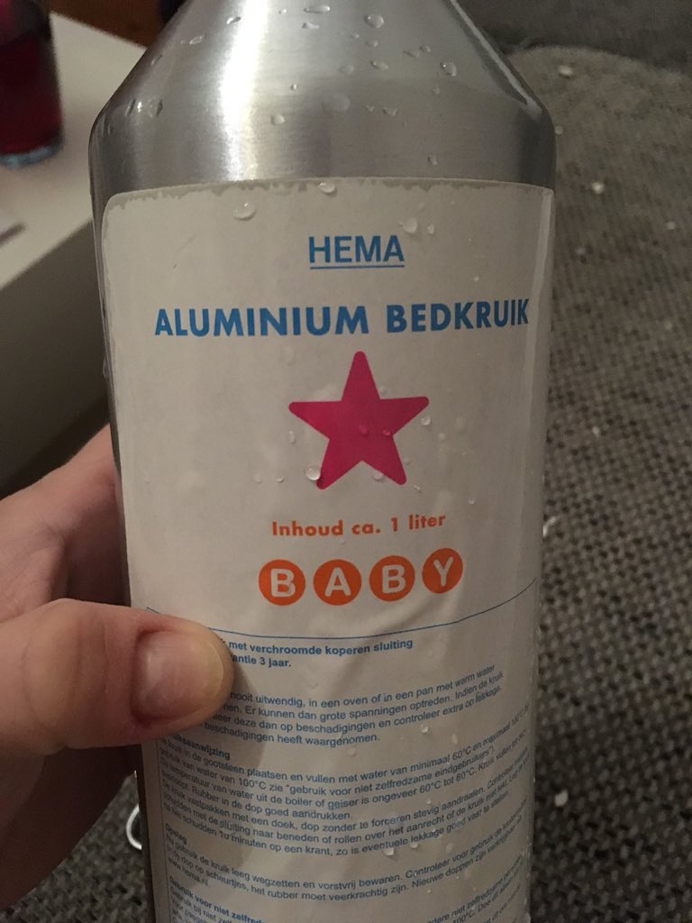 Denk vooruit druk uitbarsting Esther Porcelijn on Twitter: "Hoi @HEMA ik gebruikte een nieuwe aluminium  kruik van jullie voor mijn twee weken oude baby. Haal ik de dop eraf om er  nieuw water in te doen,