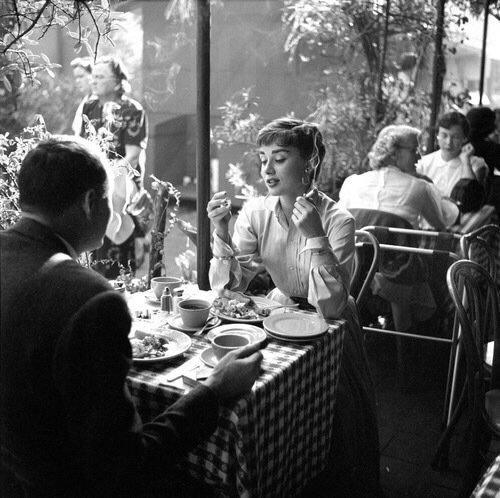Audrey Hepburn on a lunch date 🍴