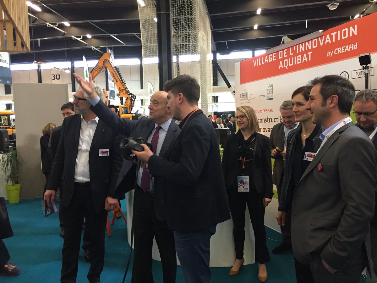 CREAHd's tweet photo. Immersion et réalité virtuelle testées par Monsieur @alainjuppe sur l’espace @Domolandes du #VillageInnovation @CREAHd 👍🏼🖥 https://t.co/u55G1tVTmX
