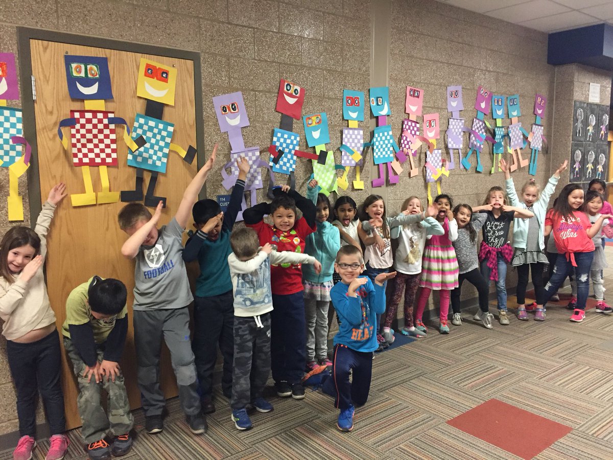 ArtTeacherTech's tweet photo. Look at these fun Weaving robots my 1st graders made! Thanks for the inspiration @cassiestephens https://t.co/xroIVy9eBZ