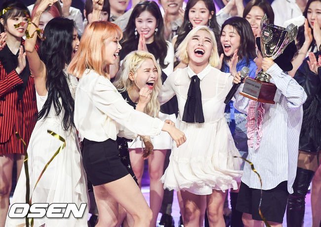 moonsuns_abs's tweet photo. 3 wins with 4 dorks ๐๐
#mamamoo #kpop #moomoo #MAMAMOO_StarryNight #๋ง๋ง๋ฌด#StarryNight1stWin #StarryNight2ndWin #StarryNight3rdWin https://t.co/tRtEODP2Qs