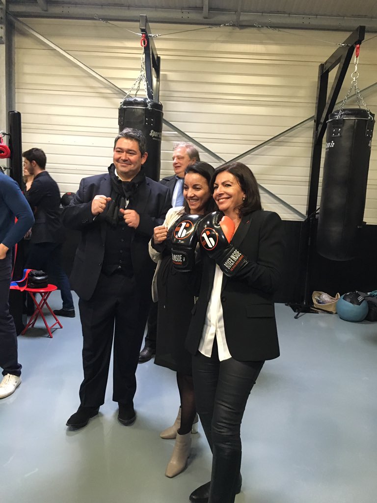 cocacolafr's tweet photo. Félicitations à @SarahOurahmoune qui inaugure aujourd'hui sa salle de boxe #Boxerinside ! Un beau projet que @cocacolafr est heureux d'avoir soutenu ! 👏🥊 @BoxerInside3 @Paris @Anne_Hidalgo https://t.co/mq9uMl5DK1