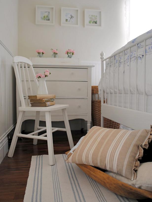 plushmarket's tweet photo. Small bedrooms are often short on storage, so take advantage of every inch of wasted space. Antique dough bowls, large baskets, plastic bins or rolling drawers create easy-to-use extra storage under your bed. 
#HomeDecor #BedStorage https://t.co/0dyas5Ij5L