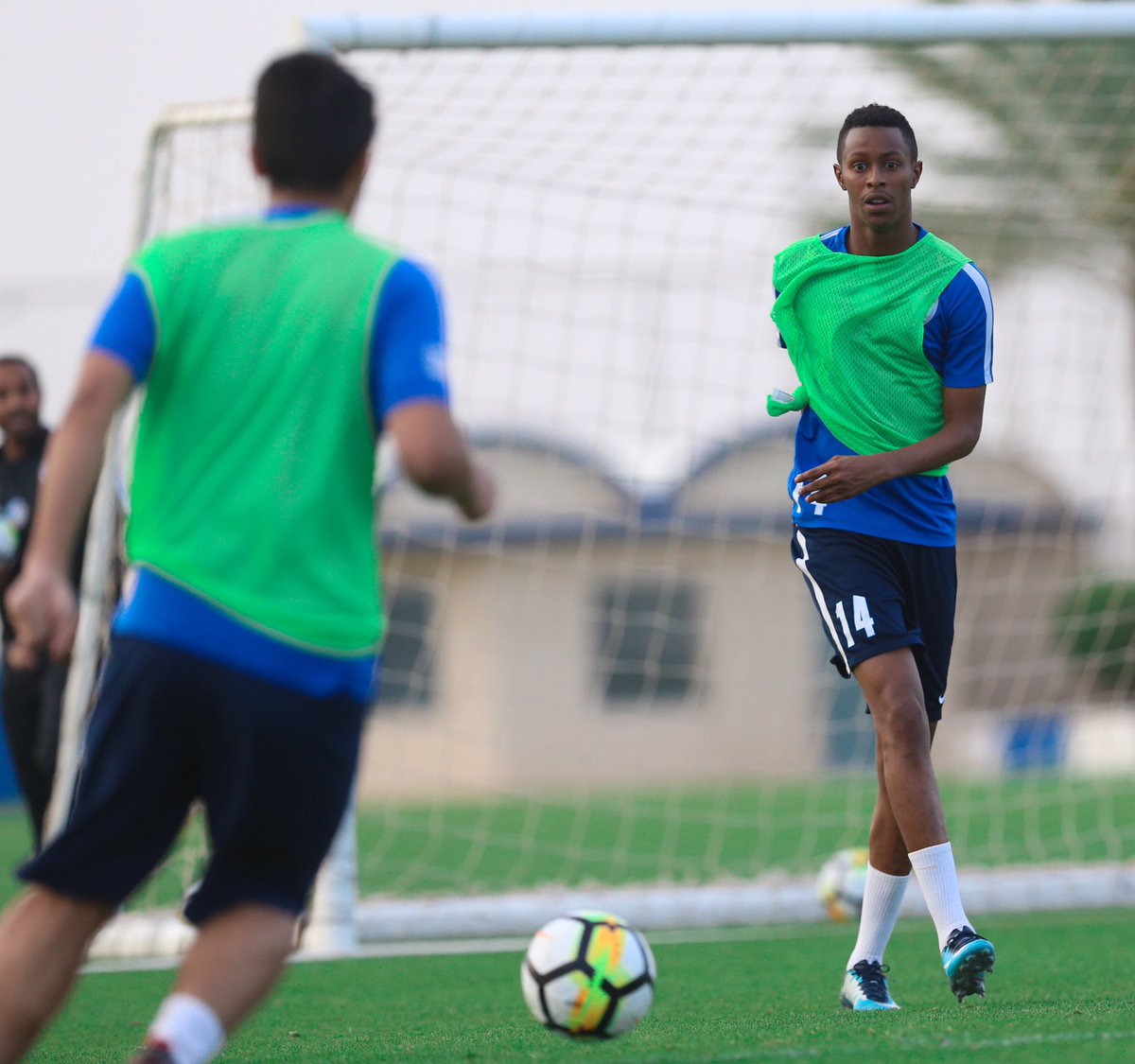 Alhilal_FC's tweet photo. لم يشارك لاعب فريق #الهلال الأول لكرة القدم "سلمان الفرج" بالمران، إذ تواجد في عيادة "بوبا" العربية بمقر النادي؛ نظير تعرّضه لإصابة في العضلة الأمامية. https://t.co/oiOWmcoU9p