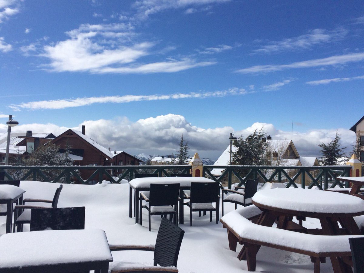 ❄️La nieve no nos abandona en #SierraNevada, pero el sol tampoco #Solynieve #Apreski🌞🏔️