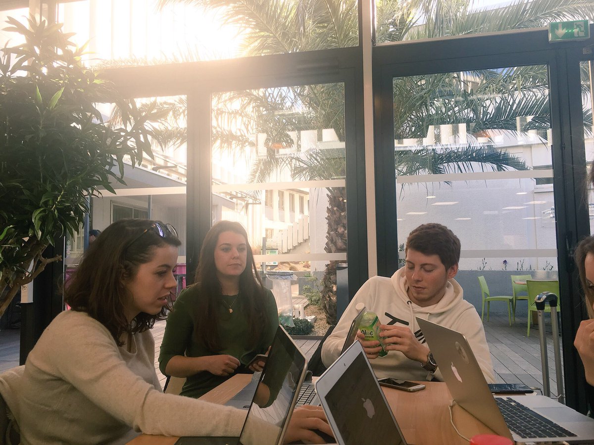 AudreyGenay1's tweet photo. Il faut dire que c’est quand même agréable de travailler sur la négociation interculturelle à la cafétéria de @Montpellier_BS ! 🌴☀️#Go4Nego #Goodmood 👩🏽‍💻👨🏽‍💻 https://t.co/sVSKJNbV56