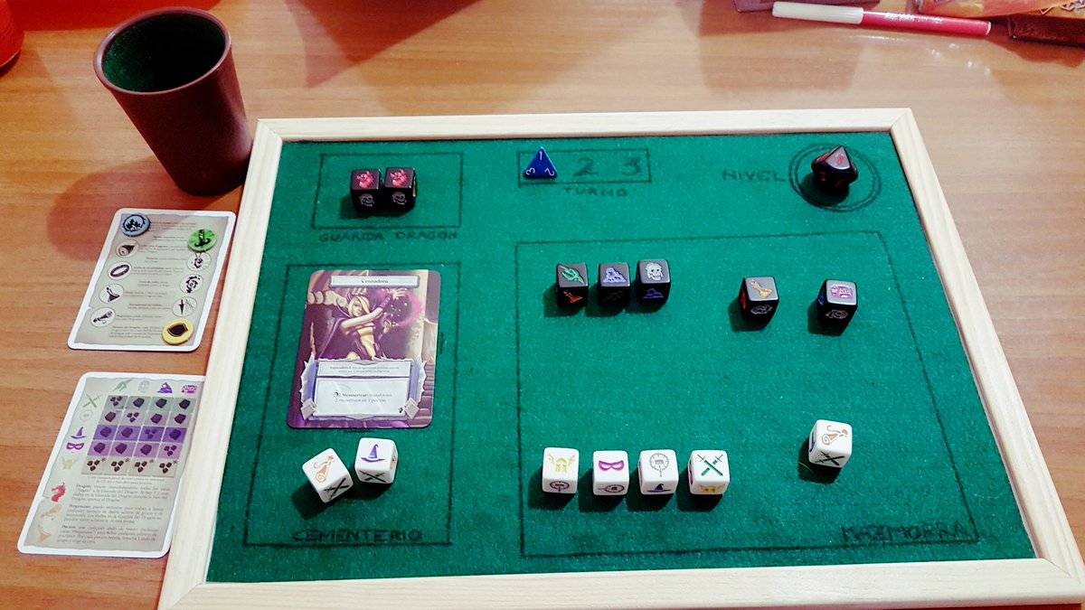 AlexKidd81's tweet image. Con una pizarra para niños, un tapete de poker recortado y un rotulador, me he hecho un cutre setup mu apañao para jugar a #DungeonRoll ordenadamente sin que se me desperdigen los dados 🤔👌