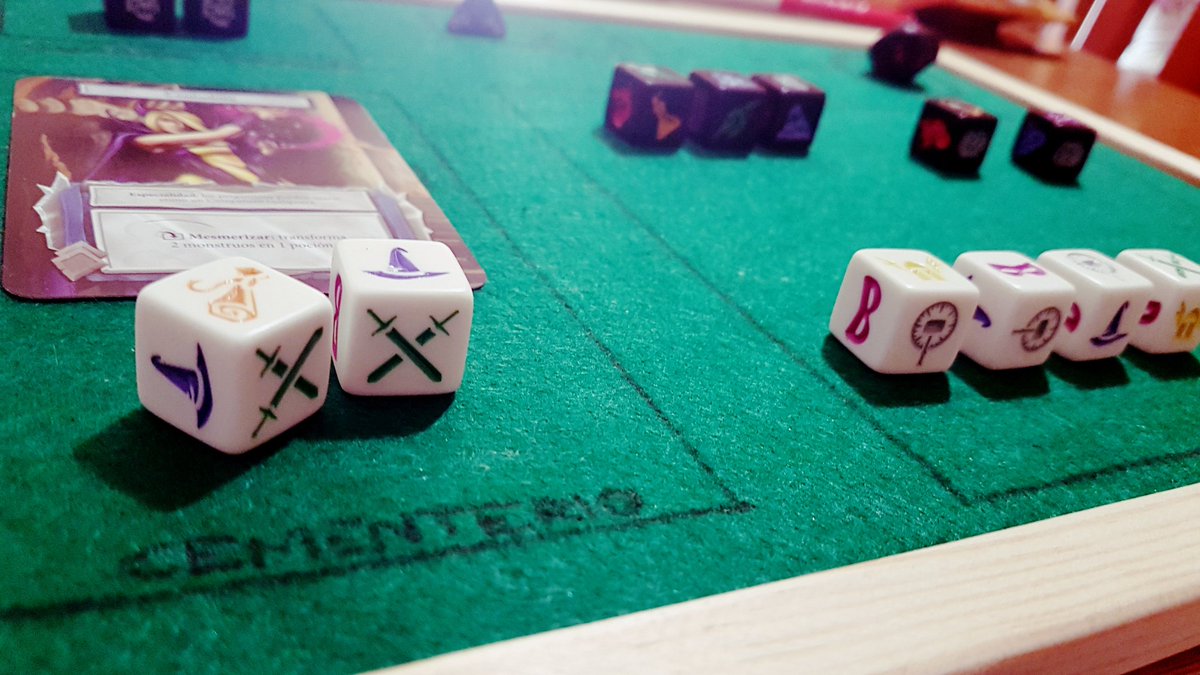 AlexKidd81's tweet image. Con una pizarra para niños, un tapete de poker recortado y un rotulador, me he hecho un cutre setup mu apañao para jugar a #DungeonRoll ordenadamente sin que se me desperdigen los dados 🤔👌