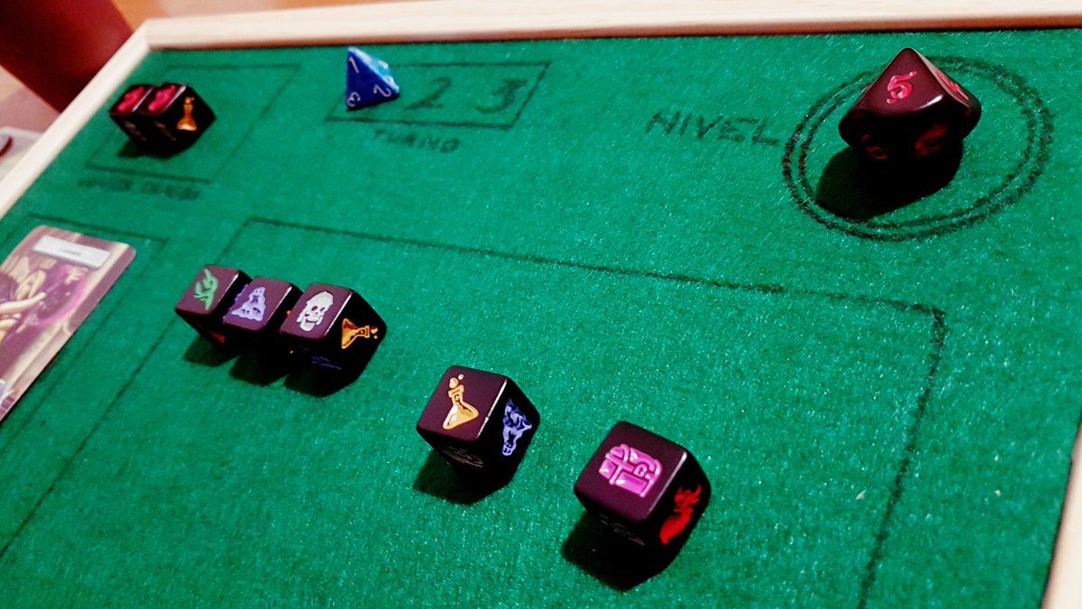 AlexKidd81's tweet image. Con una pizarra para niños, un tapete de poker recortado y un rotulador, me he hecho un cutre setup mu apañao para jugar a #DungeonRoll ordenadamente sin que se me desperdigen los dados 🤔👌