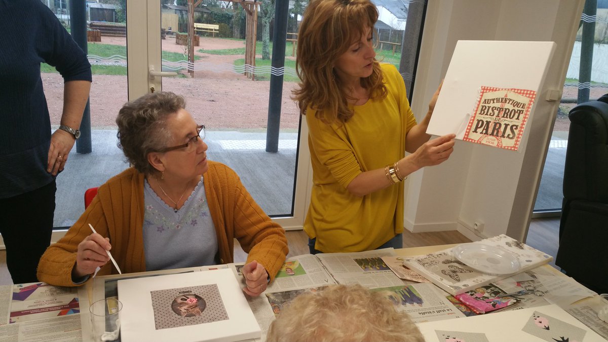 Chateauroux36's tweet photo. Les animatrices de la Maison de quartier Est se sont rendues ce matin à la résidence avec services #Schwob de l'#OPAC36 pour proposer une initiation aux #loisirs créatifs. #Châteauroux https://t.co/1oy7lRv1ZV