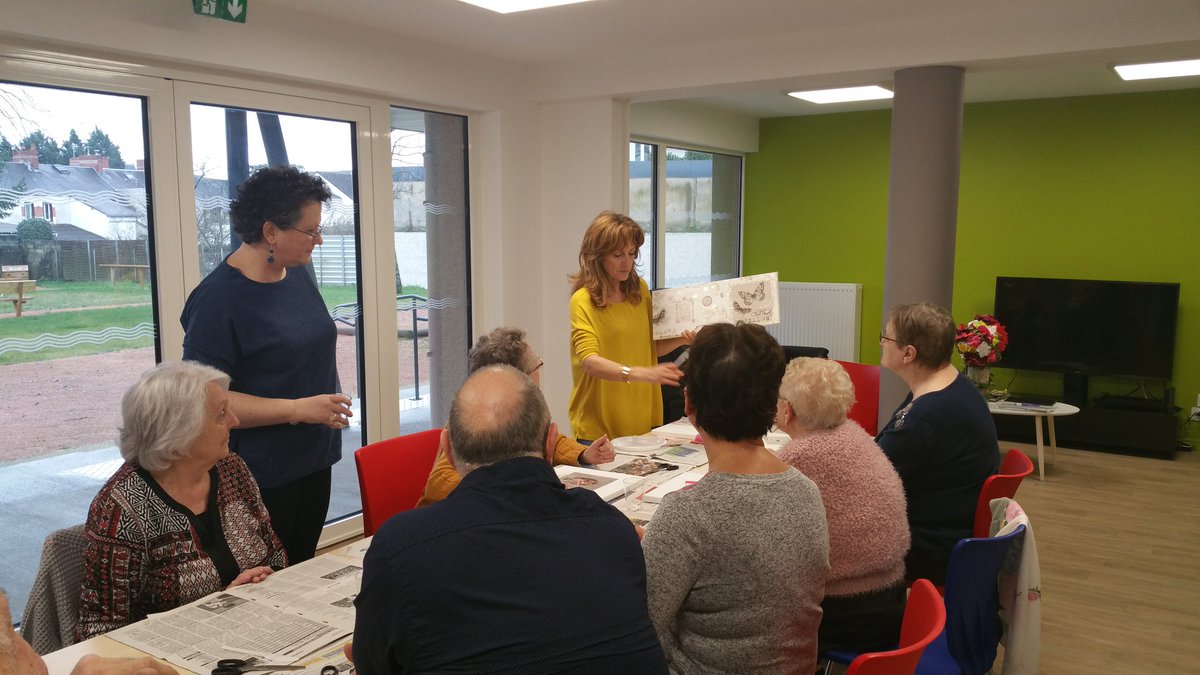 Chateauroux36's tweet photo. Les animatrices de la Maison de quartier Est se sont rendues ce matin à la résidence avec services #Schwob de l'#OPAC36 pour proposer une initiation aux #loisirs créatifs. #Châteauroux https://t.co/1oy7lRv1ZV