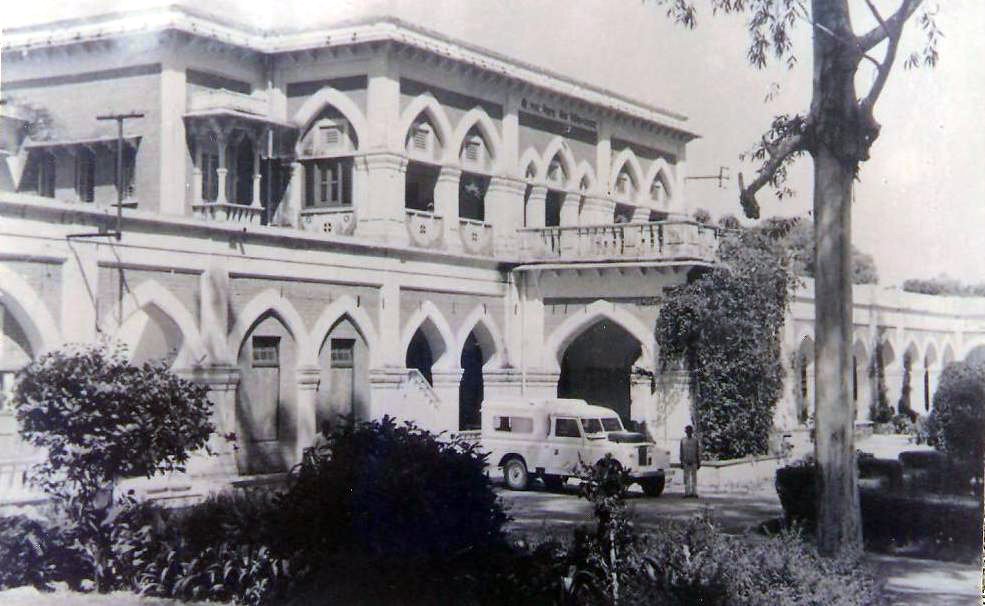 SEHiforeye's tweet photo. #ThrowbackThursday: Image of the branch office of #SitapurEyeHospital in Allahabad from the early 1950's
#Sitapur # #IForEye #SEH #Health #Eyes #UttarPradesh https://t.co/LcGkBYktNo