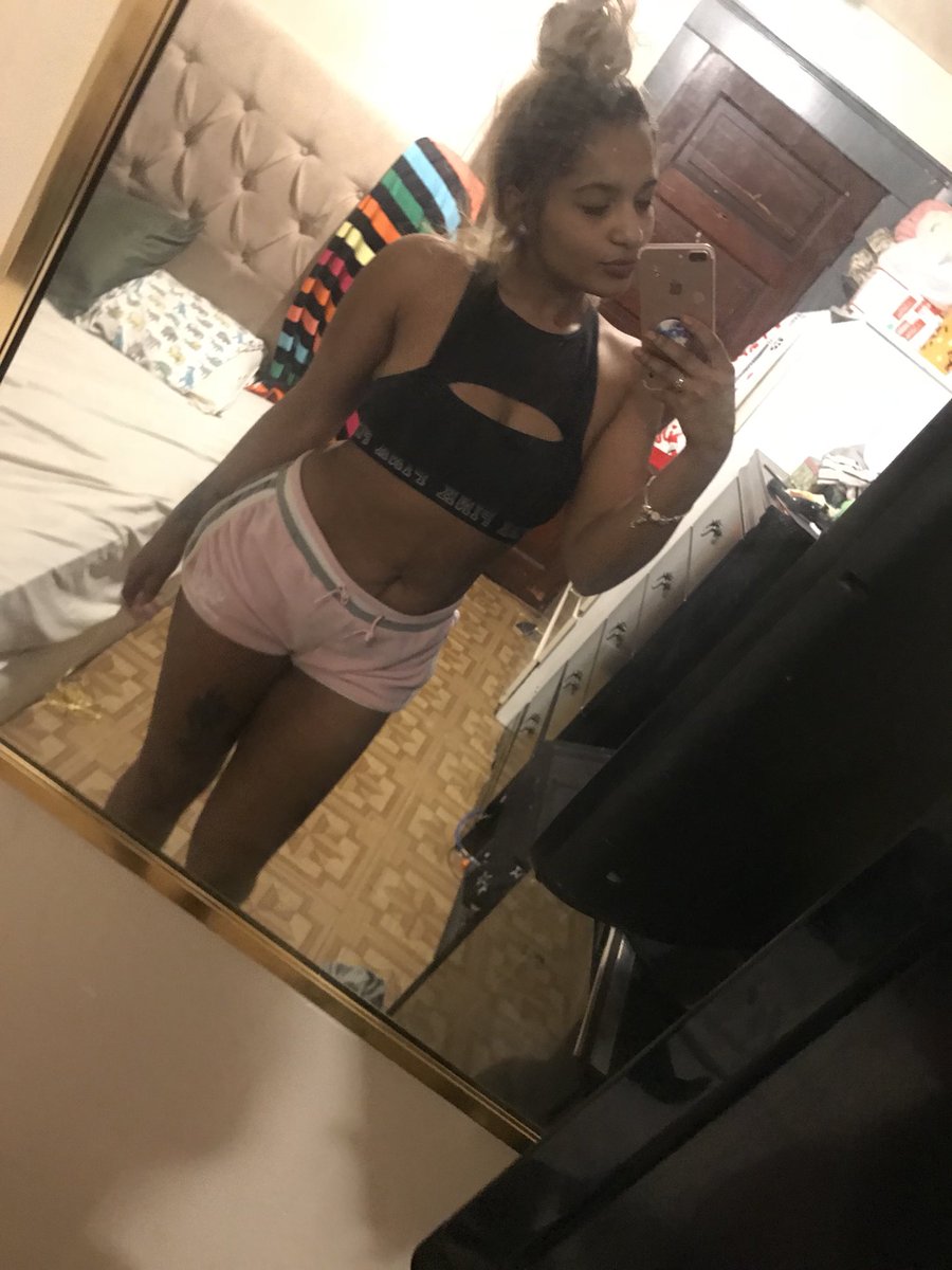 Commanda_Who's tweet image. Mommy tummy 🤷🏽‍♀️