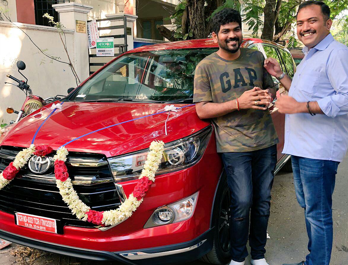 _n_a_v_in_'s tweet photo. @Suriya_offl anna gifted innova to our @VigneshShivN (#AnbaanaDirector)😘😘
Thank you @VigneshShivN for giving us the #BlockbusterTsk
👏👏
@rajsekarpandian https://t.co/mOvcAYnnIj