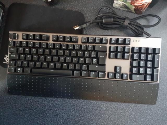 ThunderX3Russia's tweet photo. Клавиатура ThunderX3 TK50 выполнена в стильном, ярком и футуристичном дизайне, оснащена механическими переключателями, имеет прочный алюминиевый корпус и яркую подсветку с 12 разнообразными эффектами.🔥

Купить: https://t.co/dz9YNSJwDh

Цена: 3 990 руб.

#ThunderX3 #Thunder https://t.co/flfQcI48In