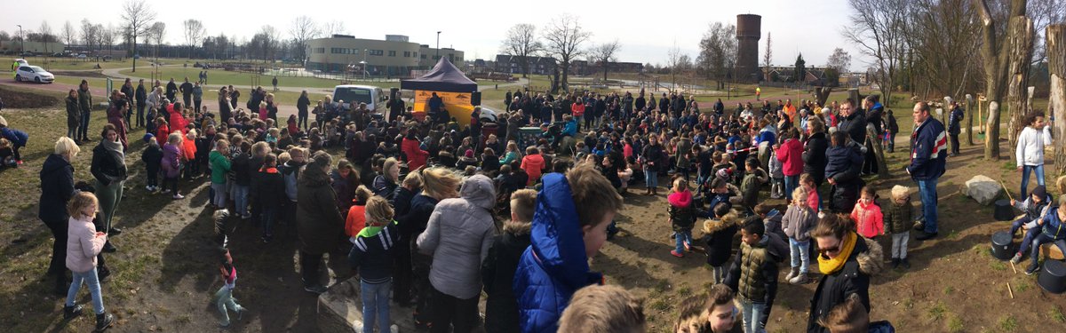 tBerflo's tweet photo. En zo eindigde de opening van het #Watertorenpark in #Hengelo door Wethouder Marcel Elferink en kinderen van de #MIKADO- en #PausJoannes basisschool in 't #Berflo https://t.co/IqTBY1PHw6