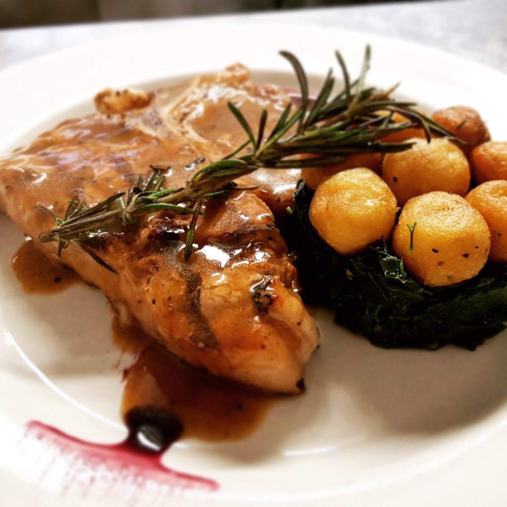 Our delicious Veal Chop in white wine jus served with spinach and pomme perisienne! 😋#DishOfTheDay #Lunchtime #special