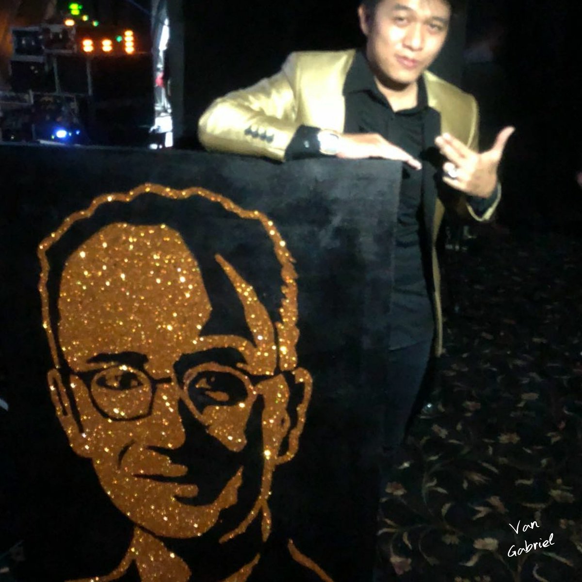 Van_Gabriel's tweet photo. Glitter Painting Souvenir for Mr Cyril
#glitter #glitterpaint #glitterpainting #glitterpaintingjakarta #glitterpainter #glitterpaintingindonesia #magicianjakarta #corporatemagic #corporateentertainer #vangabriel #vangabrielmagic #eventorganizer #sulap #pesulap #goldglitter https://t.co/PAfFslIoF6