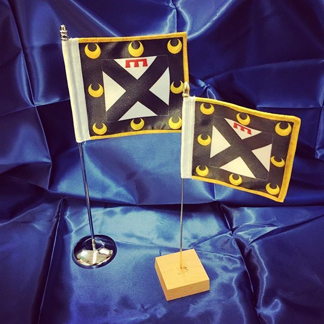 FlagsUK's tweet image. Two of our table flag styles and stands. #tableflag #flag #flags #heraldic #heraldry #madeinbritain #flyingcoloursflagmakers #print #satin