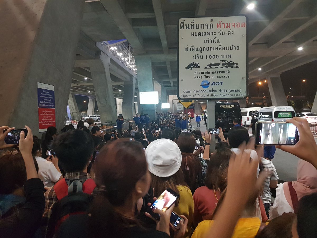 Blackmay1485's tweet photo. อซอ.ยังเยอะเสมอนาจาาา💕
#WelcomeEXOtoThailand https://t.co/bWHokAOgBi