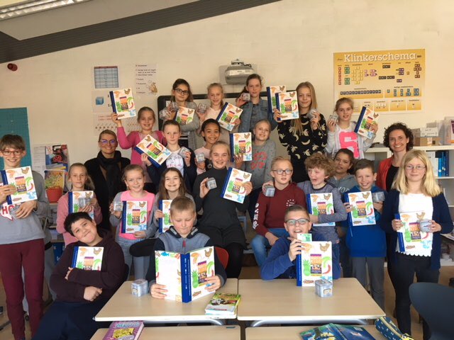 Jessica_Peins's tweet photo. Vandaag mocht ook ik samen met collega Jantine gastdocent zijn voor groep 6 en 7 van de Kabas in Franeker. Zoveel enthousiasme en ontzettend leuk om te doen @bankvoordeklas 
#weekvanhetgeld #growingabetterworldtogether #RaboLNWF https://t.co/fJZKmNEbYy