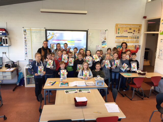 Jessica_Peins's tweet photo. Vandaag mocht ook ik samen met collega Jantine gastdocent zijn voor groep 6 en 7 van de Kabas in Franeker. Zoveel enthousiasme en ontzettend leuk om te doen @bankvoordeklas 
#weekvanhetgeld #growingabetterworldtogether #RaboLNWF https://t.co/fJZKmNEbYy
