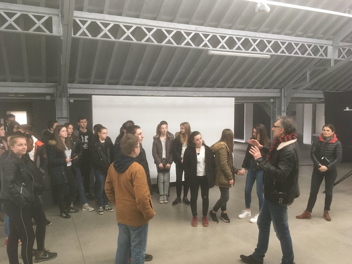 Emmanuel_Laot's tweet photo. Les collégiens de Jean Racine et ceux de Plouagat en immersion arts et cultures au Petit écho de la mode à Chatelaudren dans le cadre des Cordées de la réussite. @DAACacadRennes @acrennes https://t.co/IWHgCPjiZr