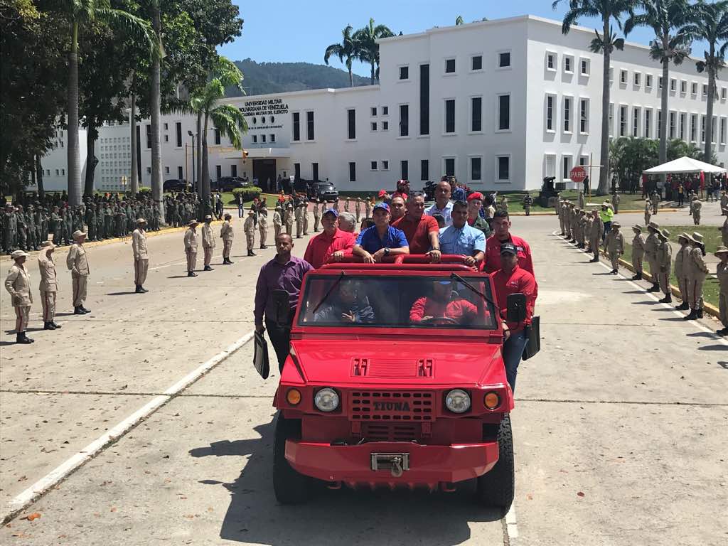 ConElMazoDando's tweet photo. Diosdado Cabello @dcabellor lidera Caravana en homenaje a nuestro Comandante Hugo Chávez hacia el Cuartel de la Montaña https://t.co/WMwJ8bPR8L