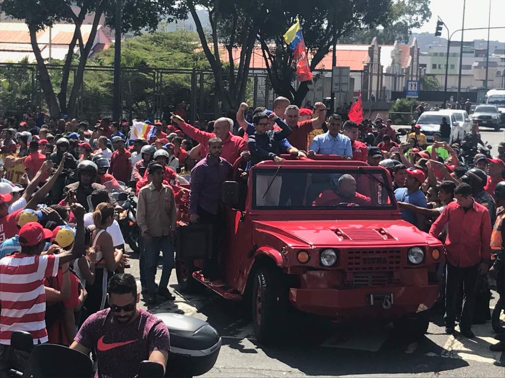 ConElMazoDando's tweet photo. Diosdado Cabello @dcabellor lidera Caravana en homenaje a nuestro Comandante Hugo Chávez hacia el Cuartel de la Montaña https://t.co/WMwJ8bPR8L
