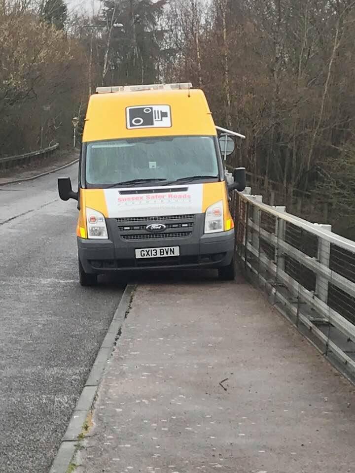 robashman's tweet photo. @SussexSRP @SuptChrisMoon @warrenfranklin3 @WestSussexFire @EastSussexFRS @SussexRoadsPol @SurreyRoadCops @OpCrackdown an interesting argument there guys, shame your operators don't believe in not putting others at risk, judging by this senseless parking https://t.co/1pvb5rzwUv