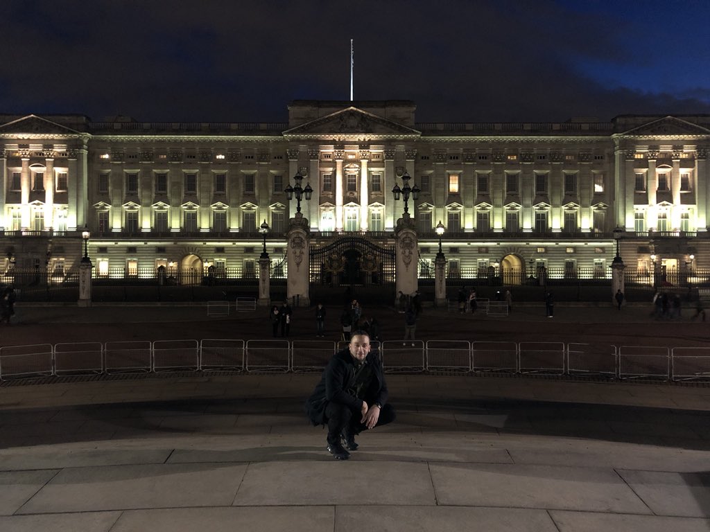 domLGND's tweet photo. Buckingham Palace #JailPose https://t.co/NeK6l5qlml