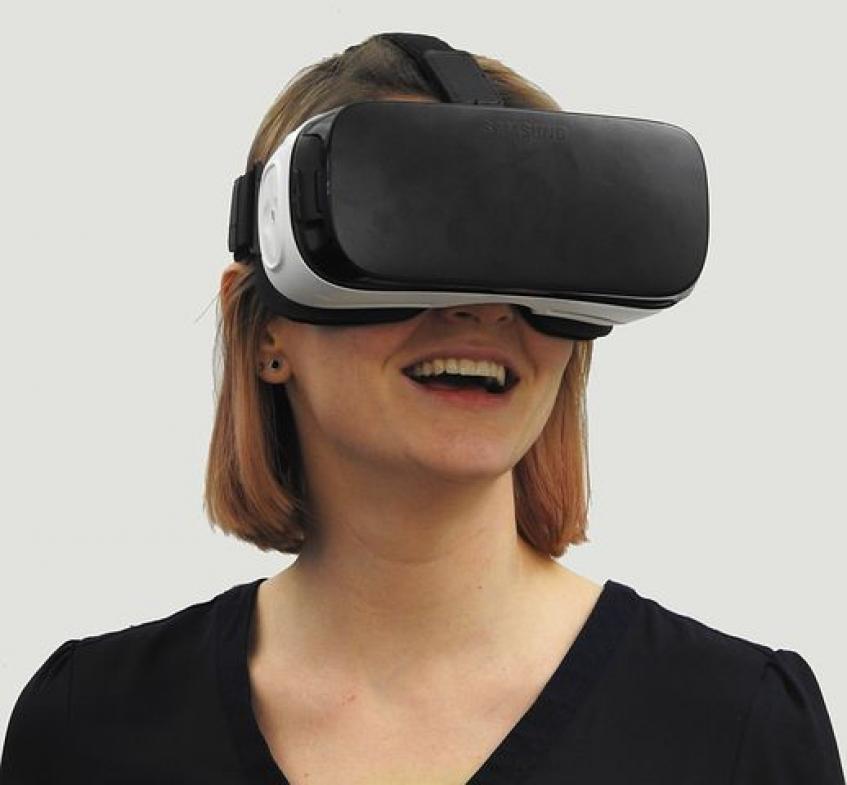 TELUSHealth's tweet photo. 5 ways #VR is being used in #Healthcare https://t.co/nKkx0381GP https://t.co/9AFxU0vEc1