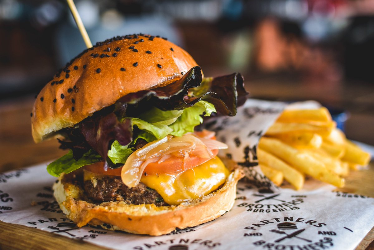 EnCalientes's tweet photo. #NadiePuedeNegar que estas hamburguesas se ven muy bien 😋 https://t.co/sjnTWieESd