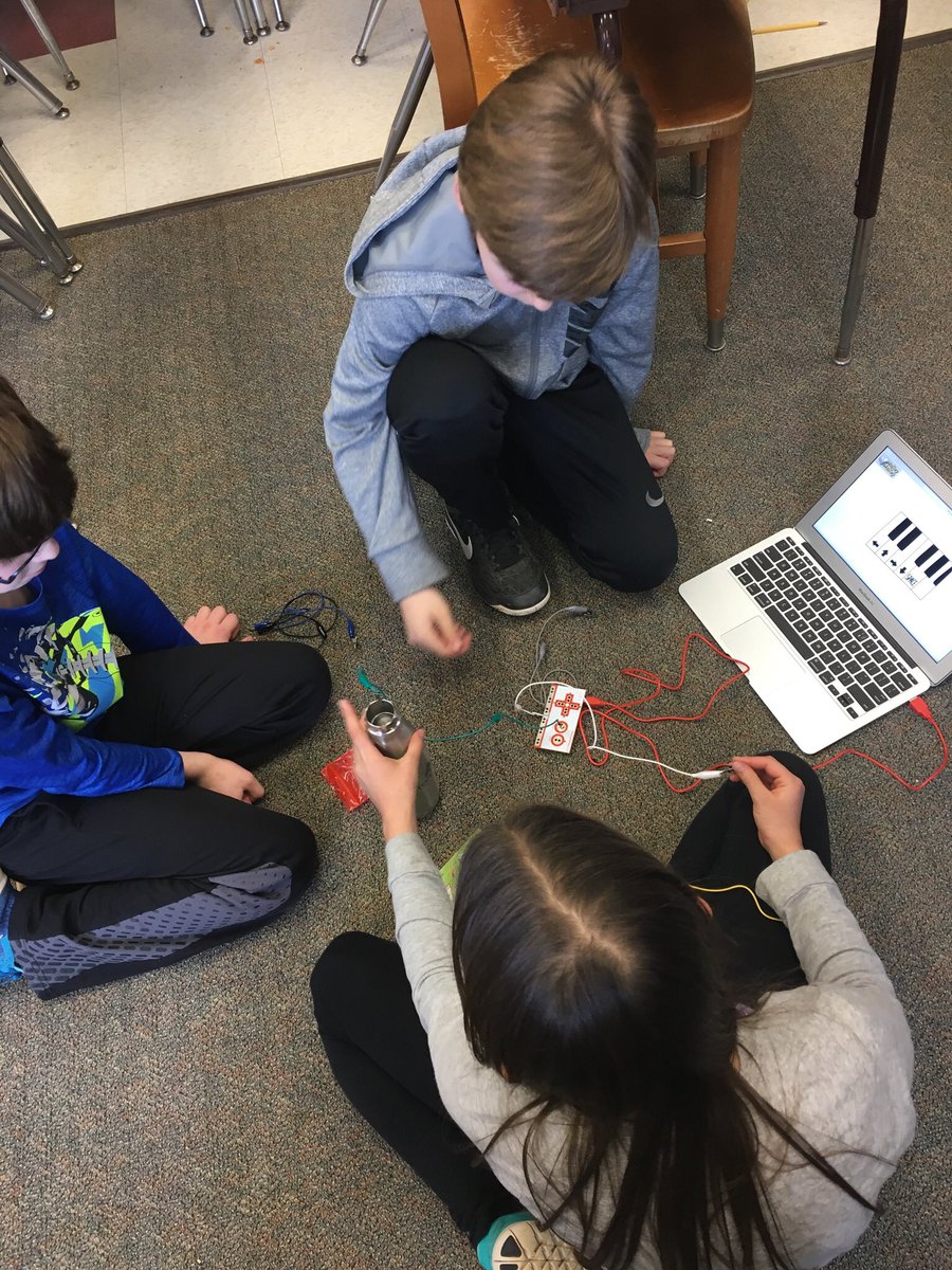 I had a blast w/ <a href="/JamestownAPS/">Jamestown Elementary</a> <a href="/JTown4th/">Jamestown 4th Grade</a> grade Ss exploring <a href="/makeymakey/">Makey Makey</a> to start their new Science unit on #Circuits. #APSisAwesome #EngageAPS