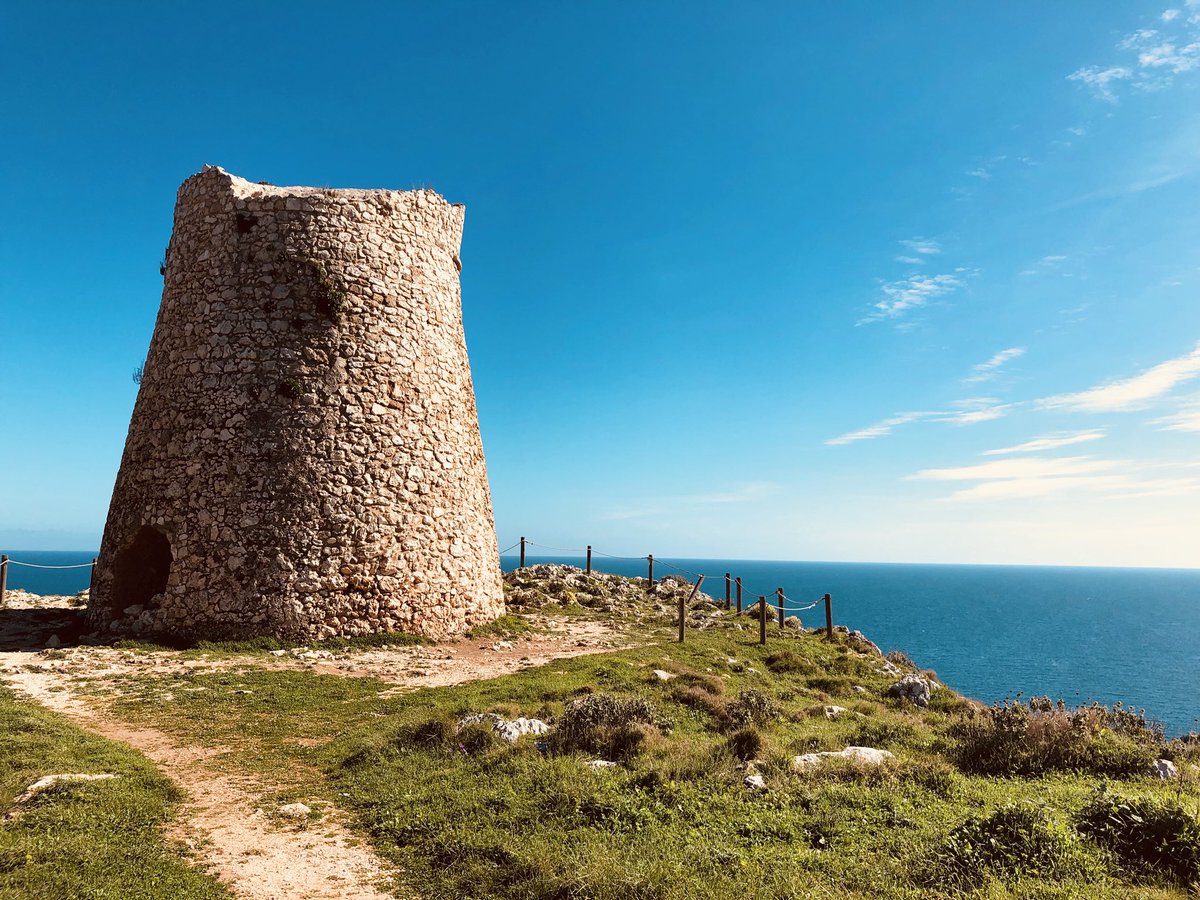 A_Ribbons's tweet photo. Ad un certo punto fermi la macchina, scendi, respiri a pieni polmoni e tutto il resto non esiste #Salento #salentodamare #WeAreinPuglia https://t.co/NmEGJZhOuF