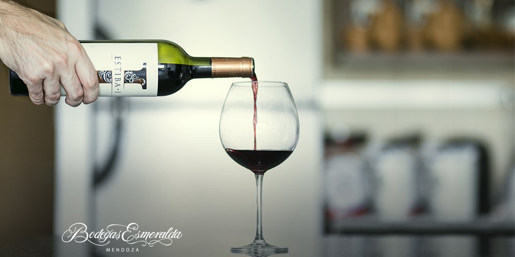 Esa copa salvadora que te espera en casa después de un día intenso... #BodegasEsmeralda #CabernetSauvignon