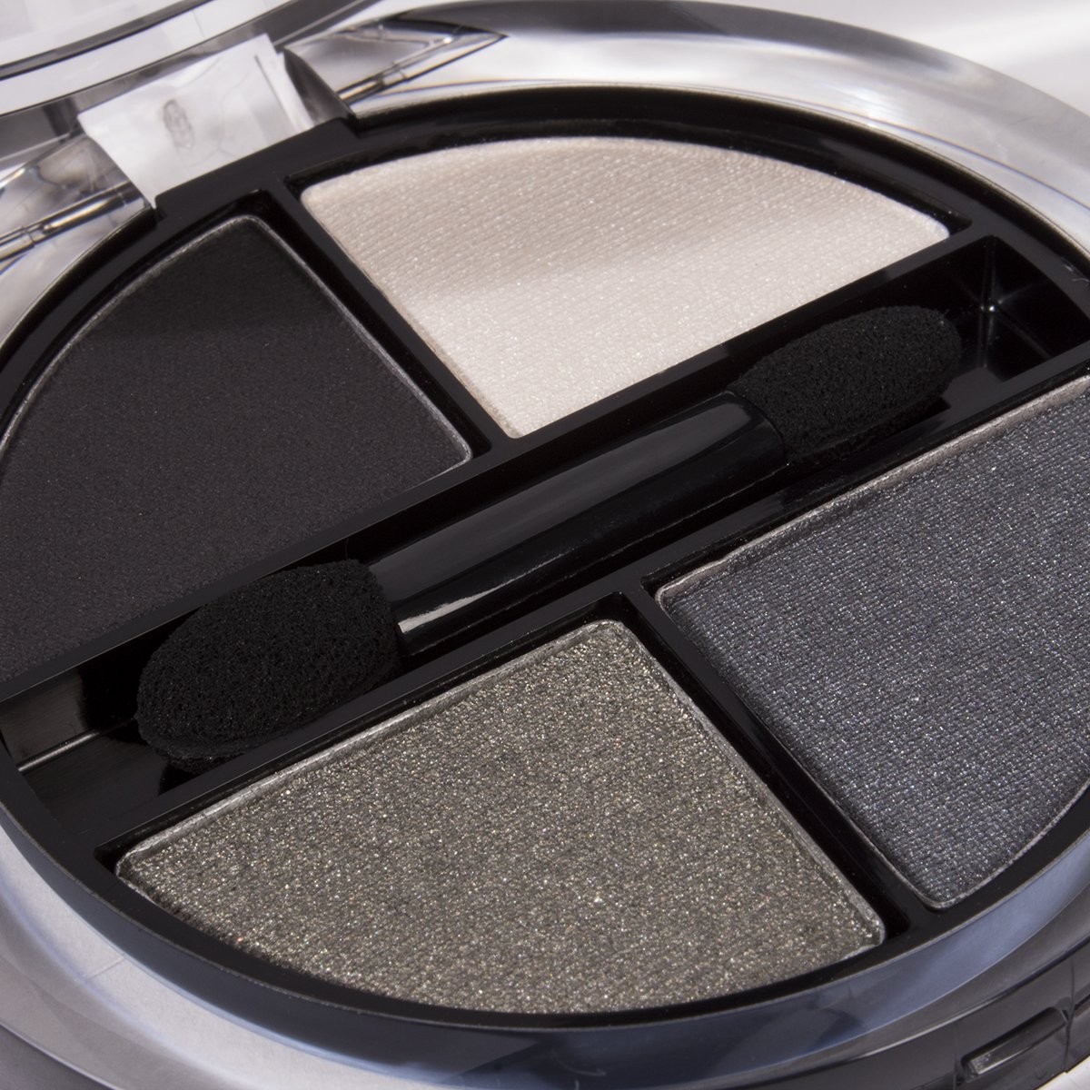 À glisser dans son sac pour une retouche avant le 5 à 7! #GOstudio