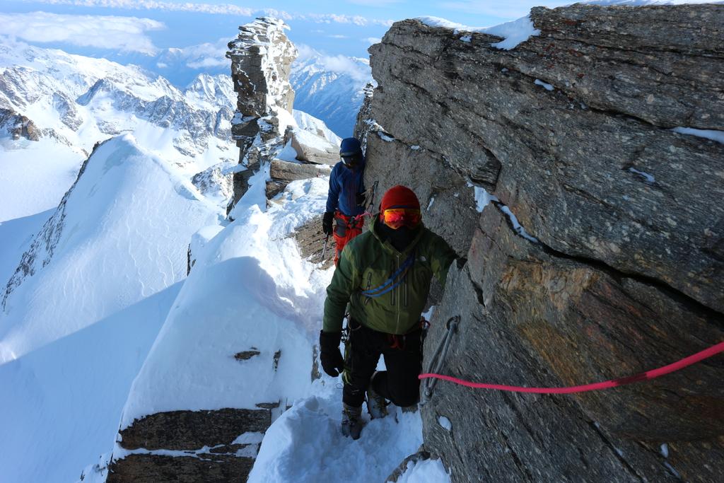 AlpinaGuide's tweet photo. Скитур на итальянский четырехтысячник Gran Paradiso. Было немного холодно, но чистое небо и отличные виды от Монблана до Монта Роза. 
#granparadiso #скитур #valledaosta #горныйгид #горныегидыalpina #аггр #rmga #goretex https://t.co/zGNd9S7WNM
