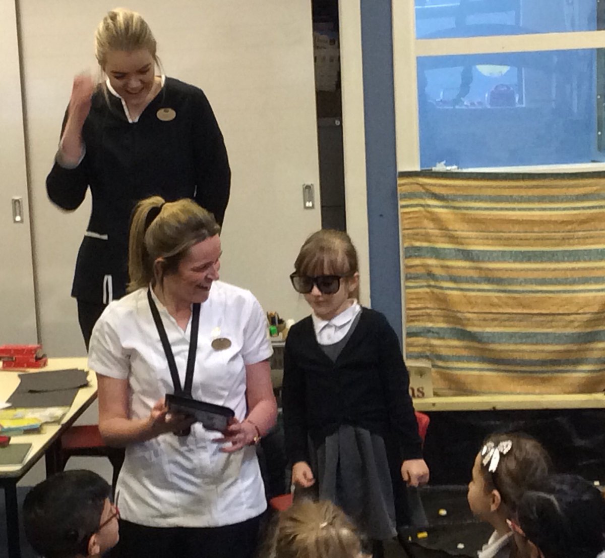 Mearns_Primary's tweet image. Primary 1 pupils had lots of fun learning all about eye tests and glasses with Boots Opticians from The Avenue. #MPSSTEM #BootsOpticians