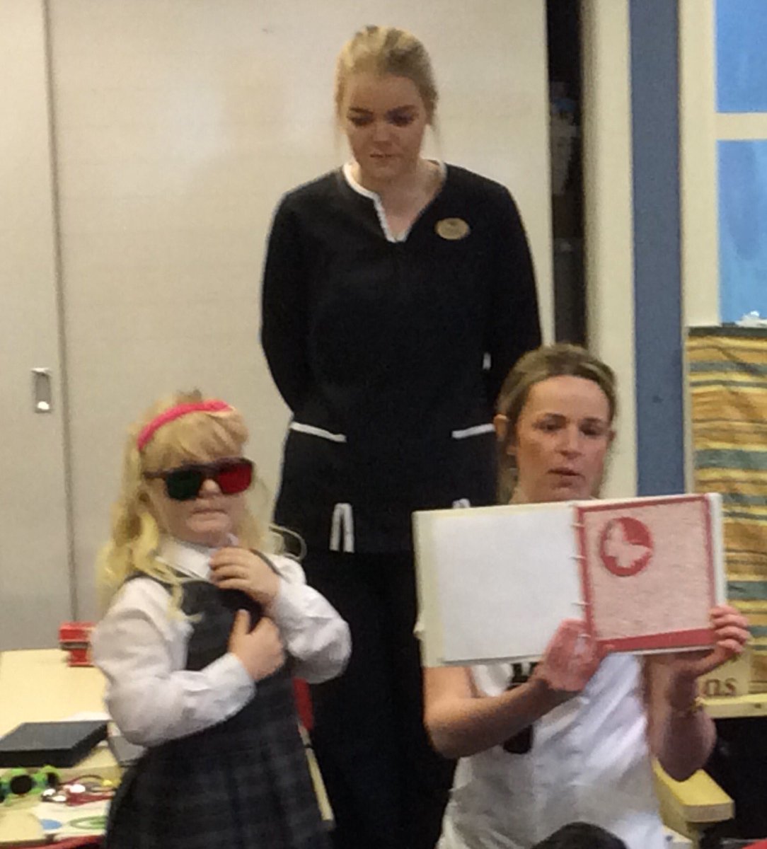 Mearns_Primary's tweet image. Primary 1 pupils had lots of fun learning all about eye tests and glasses with Boots Opticians from The Avenue. #MPSSTEM #BootsOpticians