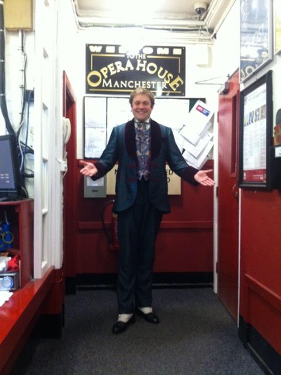 EarnestTour's tweet photo. ‘If I am occasionally a little over-dressed, I make up for it by being always immensely over-educated.’ #Algernon #TheImportanceOfBeingEarnest @PalaceAndOpera #Manchester #OscarWilde #ThomasHowes @DowntonAbbey https://t.co/wUpdq0ZkbO