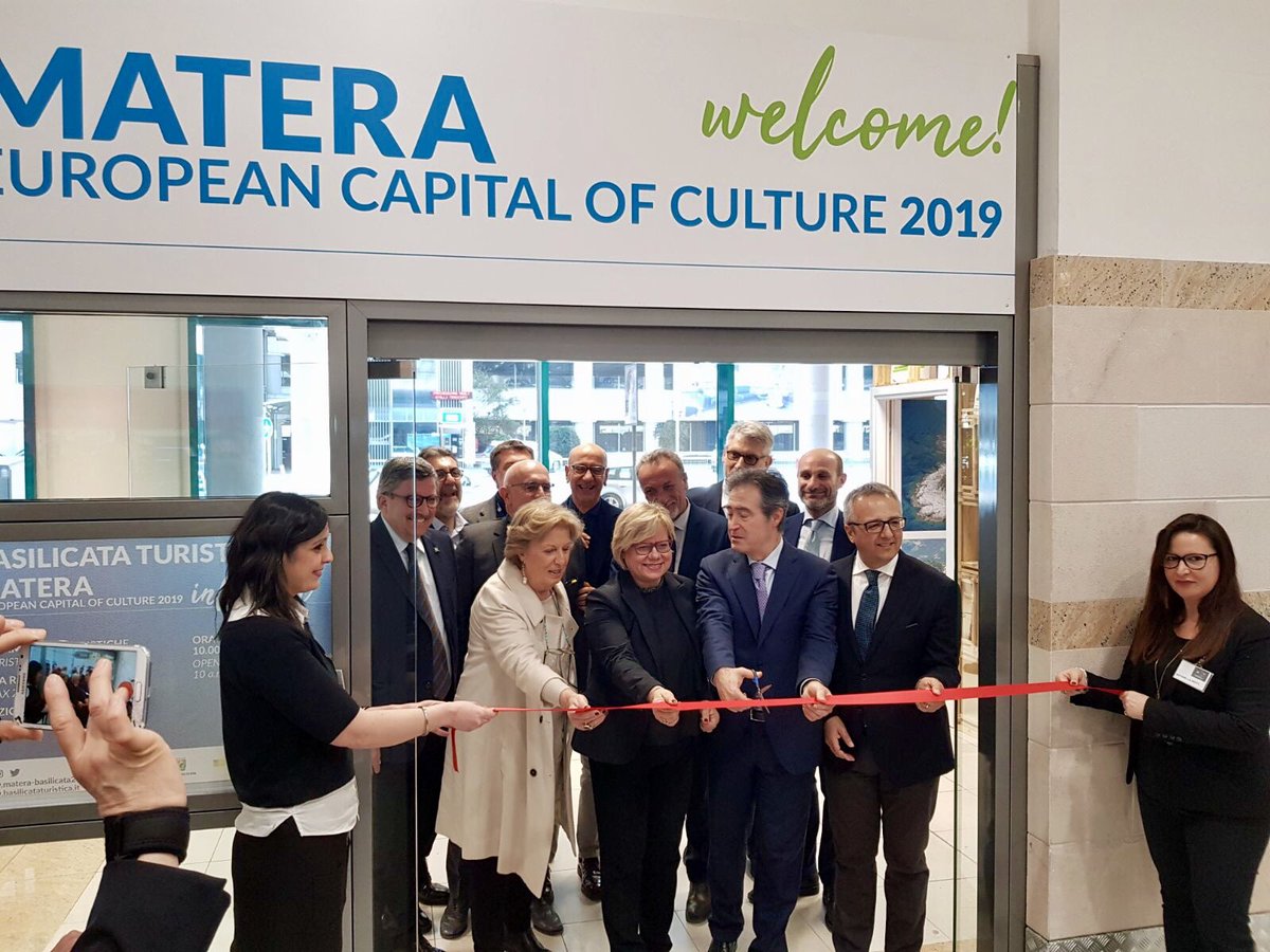 tesserelacresc1's tweet photo. Oggi a #Bari, presso l’aeroporto di Karol Wojtyla, è stato inaugurato l’Info Point della regione #Basilicata con #Matera Capitale della #Cultura 2019.
#tesserelacrescita #loredanacapone #Matera2019 https://t.co/BYJxRme2NL