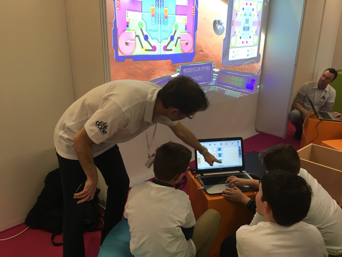 cb_mureaux's tweet photo. Le #MediapolePoissy et @DANEVersailles présentent à #eduspot2018 l’ #EscapeBot. Programmation et pilotage de robots Thymio à distance ... https://t.co/YuhvIKOJL5