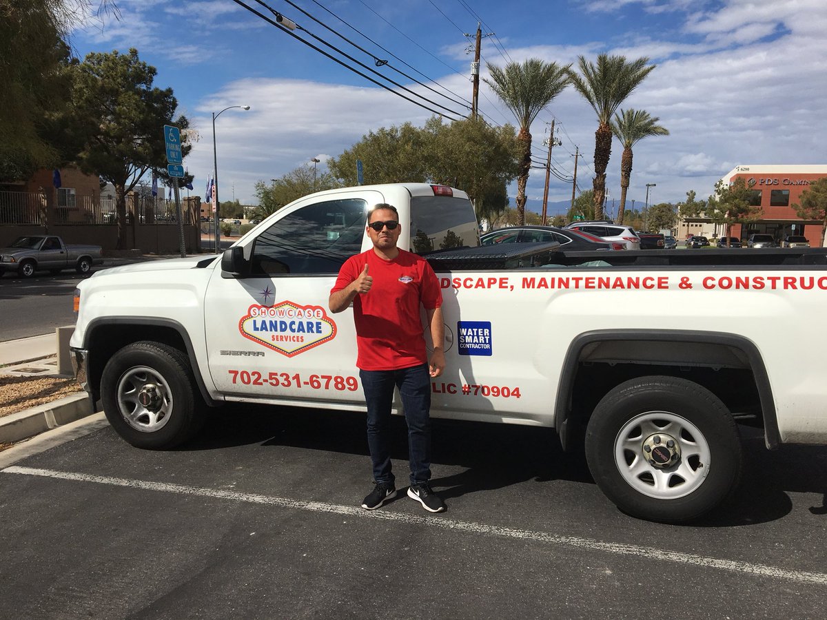 MaxEffort5's tweet photo. Great training class in Las Vegas Nevada yesterday @EwingIrrigation with contractors learning new skills to improve hardscape installation &amp; maintenance techniques. #AwesomeContractors https://t.co/tISCniOpGt