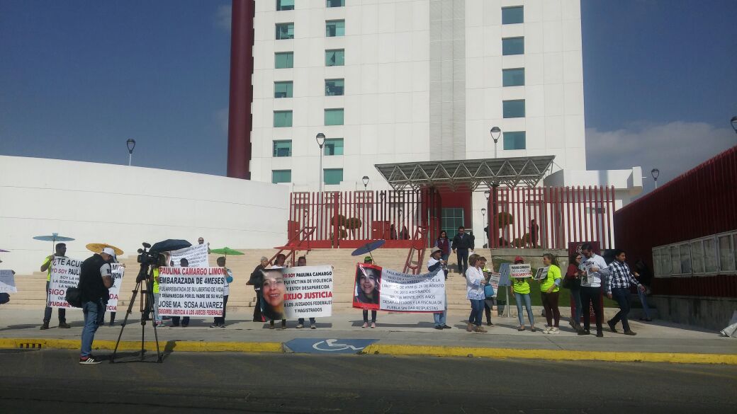 JornadaOriente's tweet photo. 🚨 Ante posible liberación de presunto feminicida, padres y familia de #PaulinaCamargo protestan en Ciudad Judicial https://t.co/osfOeeeEJW https://t.co/rUHgQ2JZ2E