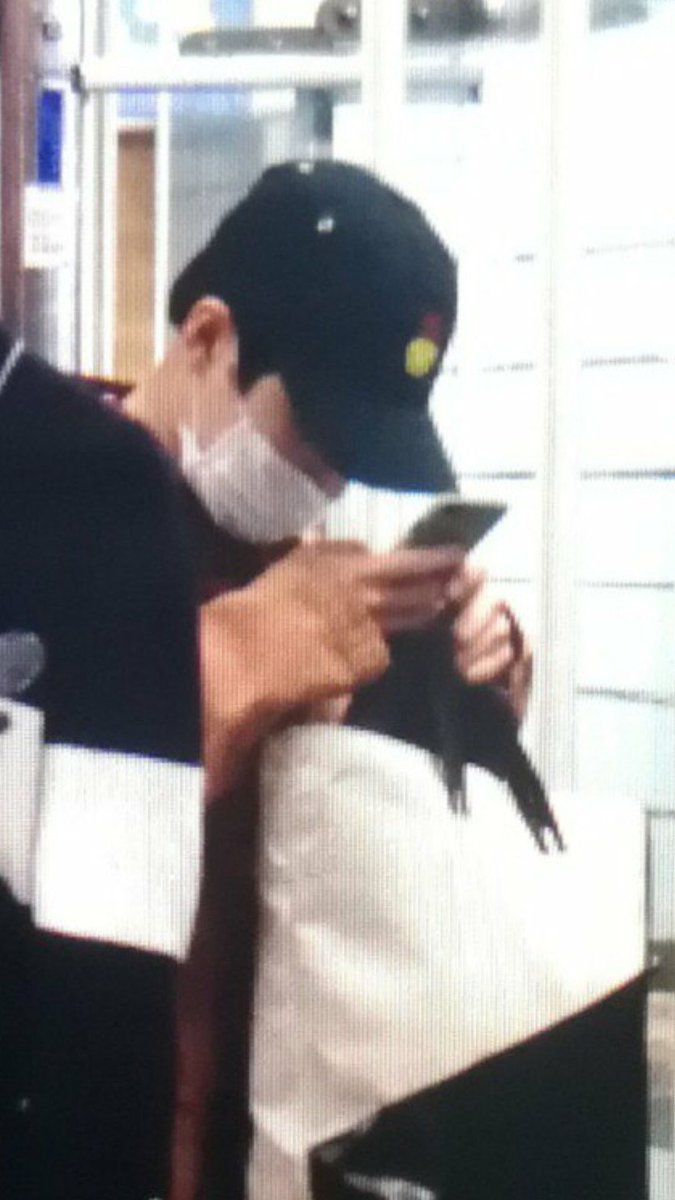 Baekyeoliee's tweet photo. Junmyeon suffering nearsightedness/myopia are getting bad I think??! SM should scheduled him for a medical eye check/lasik surgery or at least let him wear eyeglasses. It break my heart seeing him like this 😭😭 https://t.co/i1s8uVpQcz