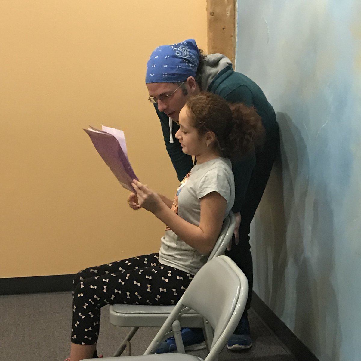 ActingStudioChi's tweet image. Danny Taylor helping his kids in Grades 3-5 on their monologues! #ActingforKids