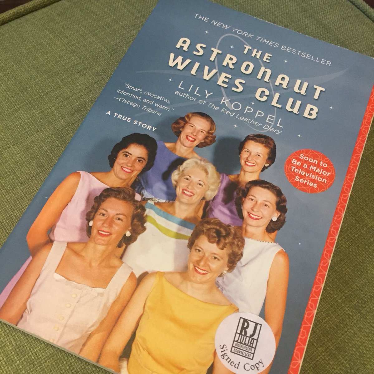 HBD <a href="/lilykoppel/">Lily Koppel</a>! 🎂🎉 We loved her book, #TheAstronautWivesClub. Use our discussion questions to talk about themes from the book: bit.ly/2tGGa4P #ReaderWithACause